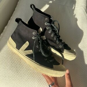 Black canvas Vejas size 10